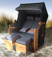 une chaise de plage avec des coussins sur le sable