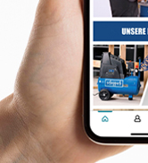 une main tenant un iPhone avec une application mobile dessus.