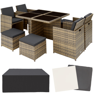 Ensemble de mobilier d'extérieur comprenant une table à manger et des chaises de style rotin tressé dans les tons beige/marron avec coussins.