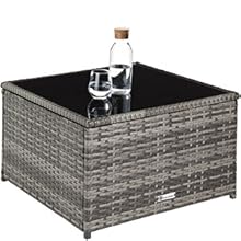 avec plateau en verre noir. Design tissé gris. Bouteille d'eau et verre placés sur la surface.