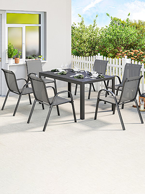 Ensemble de meubles de jardin d'extérieur comprenant une table et plusieurs chaises en finition grise, présentés sous différents angles dans un décor de jardin.