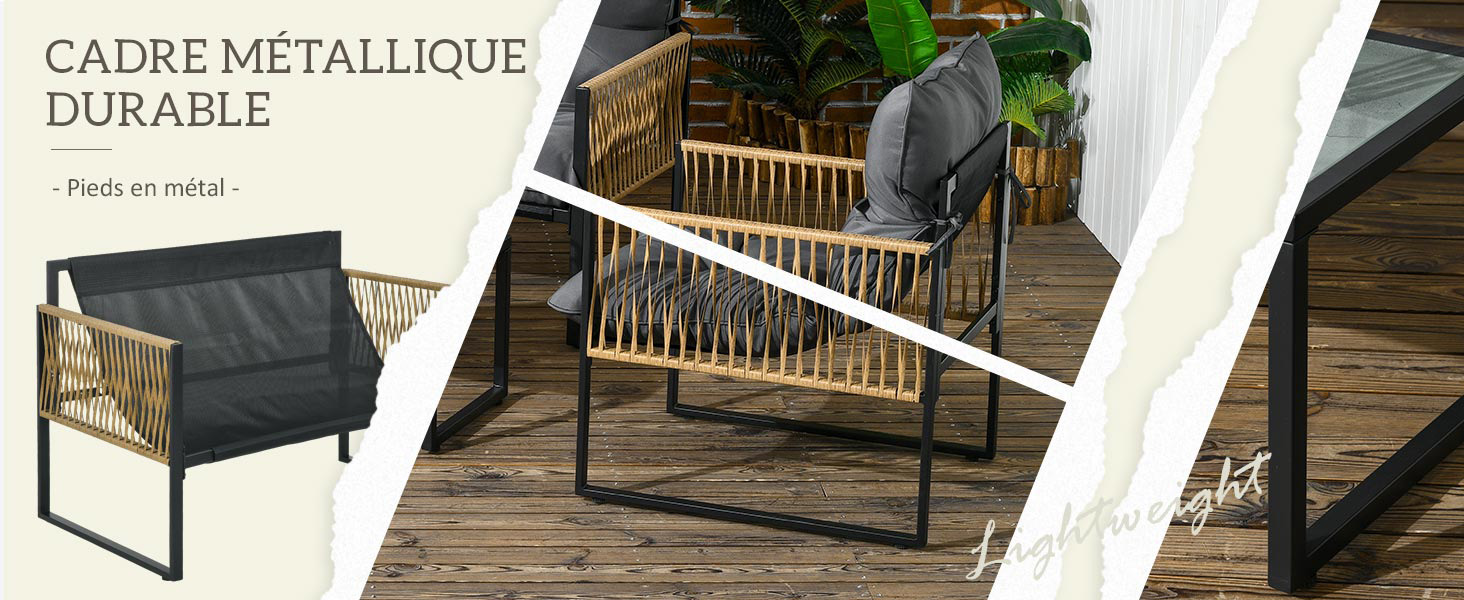 avec structure en métal et lattes de bois. Comprend une chaise et une causeuse avec des coussins foncés sur une terrasse en bois