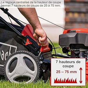 un homme utilisant une tondeuse à gazon pour couper l'herbe