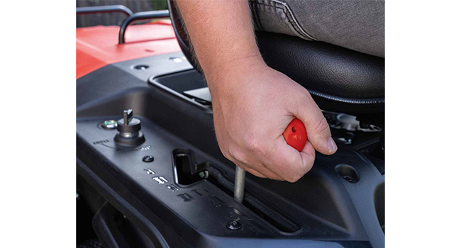 Séquence rapprochée montrant des doigts appuyant sur des boutons ou des commandes noirs sur ce qui semble être l'interface d'un appareil électronique.