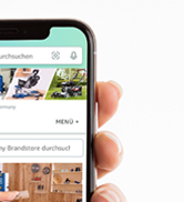 une main tenant un iPhone avec une application mobile dessus.
