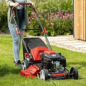 femme qui tond la pelouse avec une tondeuse à gazon