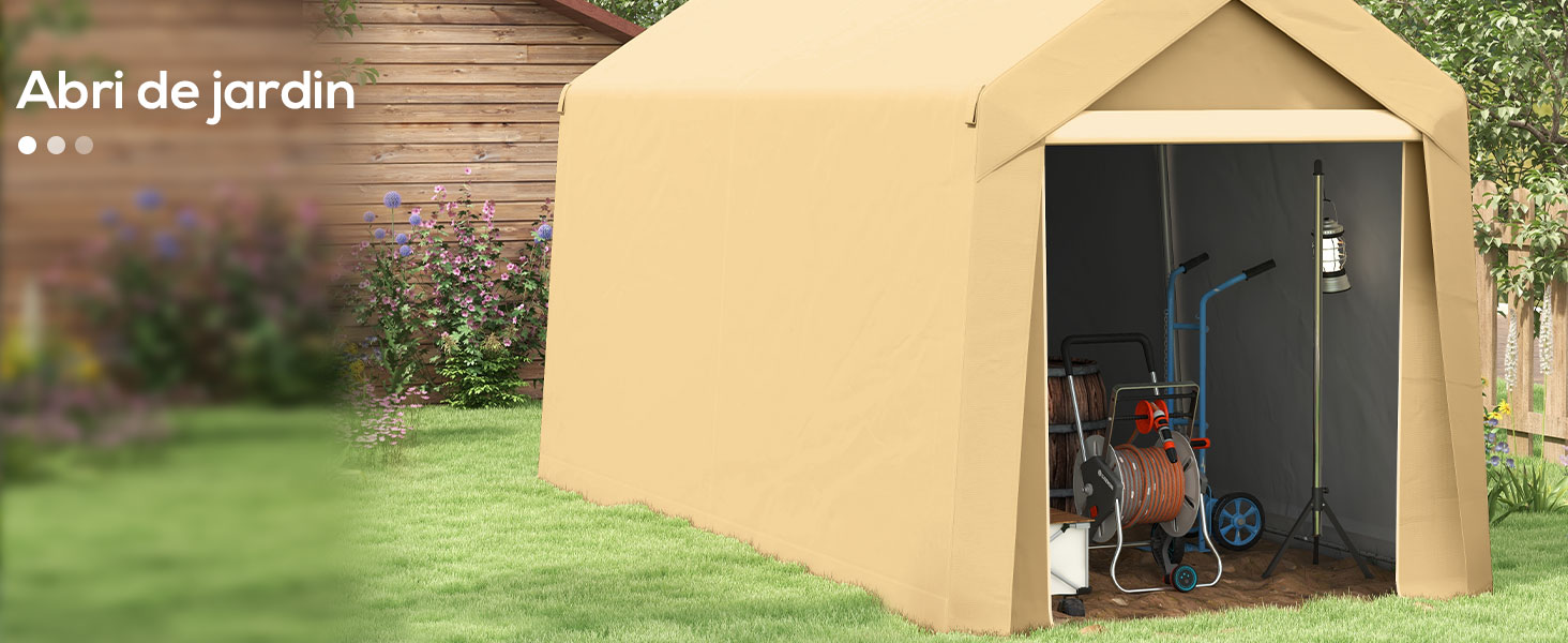 Grand abri de rangement extérieur beige avec toit pointu, illustré en train de ranger les outils et l'équipement de jardin sur une pelouse avec des buissons en fleurs visibles
