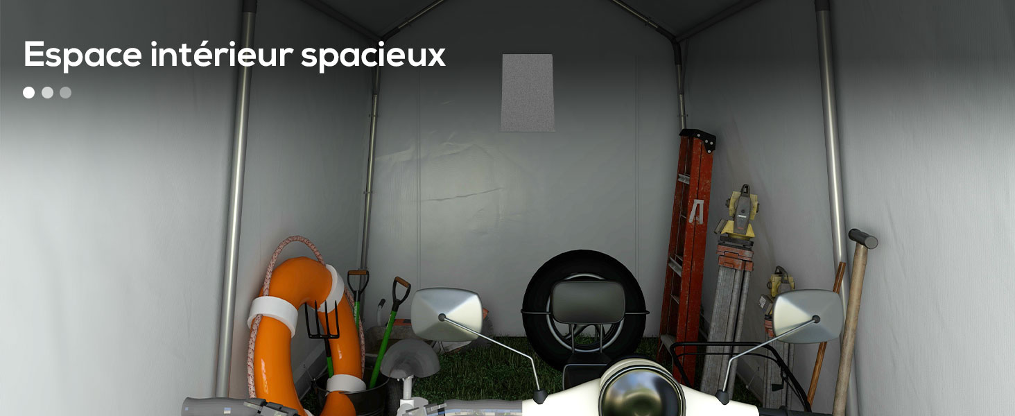 Espace de rangement intérieur avec divers articles, dont un gilet de sauvetage orange, des outils, un pneu et d'autres objets divers sur des étagères ou au sol.