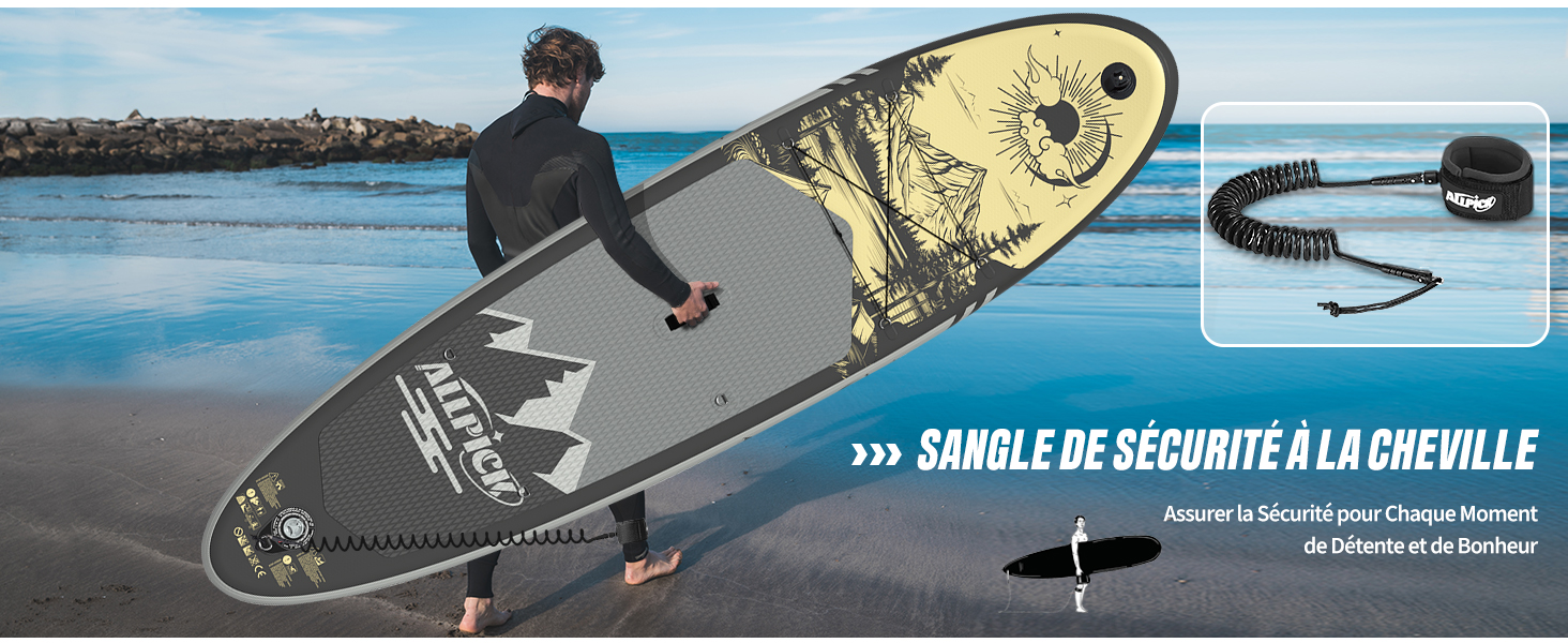 un homme tenant une planche de surf sur une plage