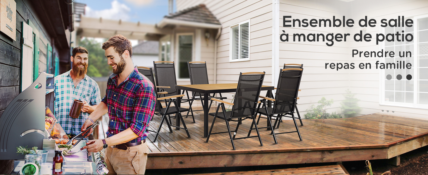 sur terrasse en bois, comprenant plusieurs chaises pliantes disposées autour d'une table.
