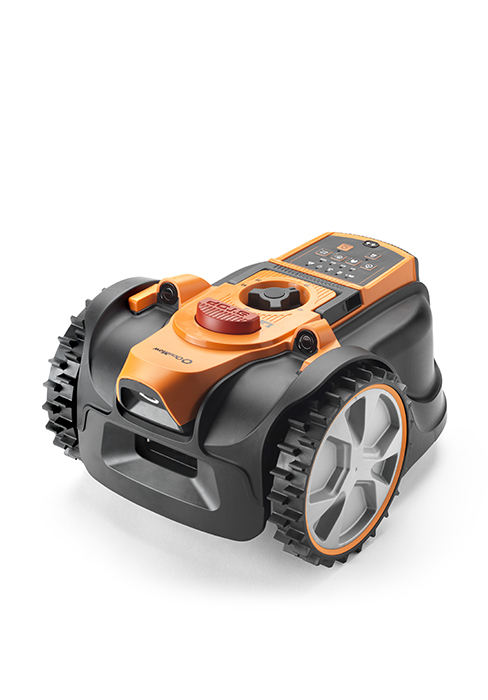 Petite voiture de sport orange et noire présentée sous plusieurs angles, dotée d'un design élégant avec de grandes roues et une carrosserie aérodynamique.
