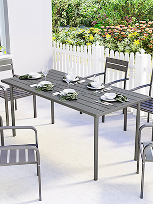 Série d'images de mobilier d'extérieur montrant des tables et des chaises en métal gris disposées dans différentes configurations sur un patio avec un fond de clôture blanc.
