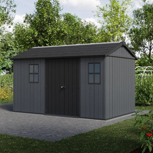 Vues multiples d'un grand cabanon moderne gris foncé ou noir ou d'une structure extérieure présentée sous différents angles sur fond de paysage naturel.