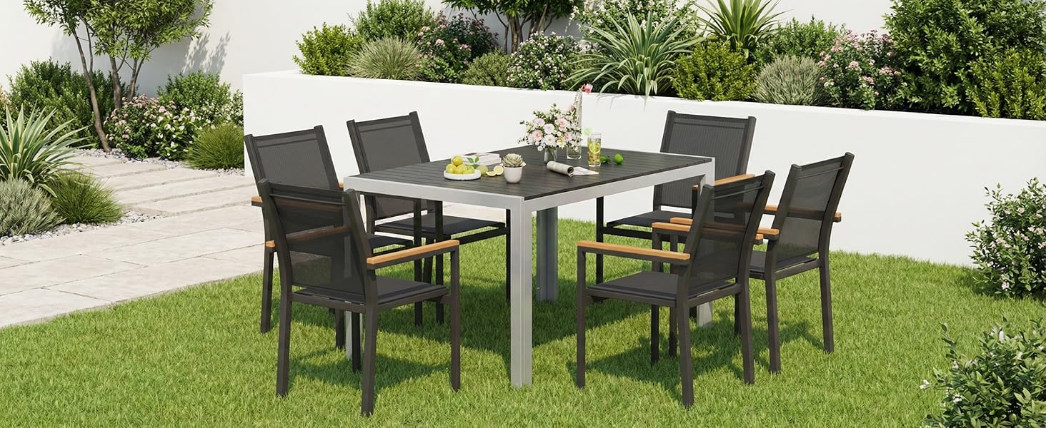 Ensemble de meubles de patio extérieur présenté sous différents angles, comprenant une table et des chaises de couleur foncée sur une pelouse avec des arbres en arrière-plan.