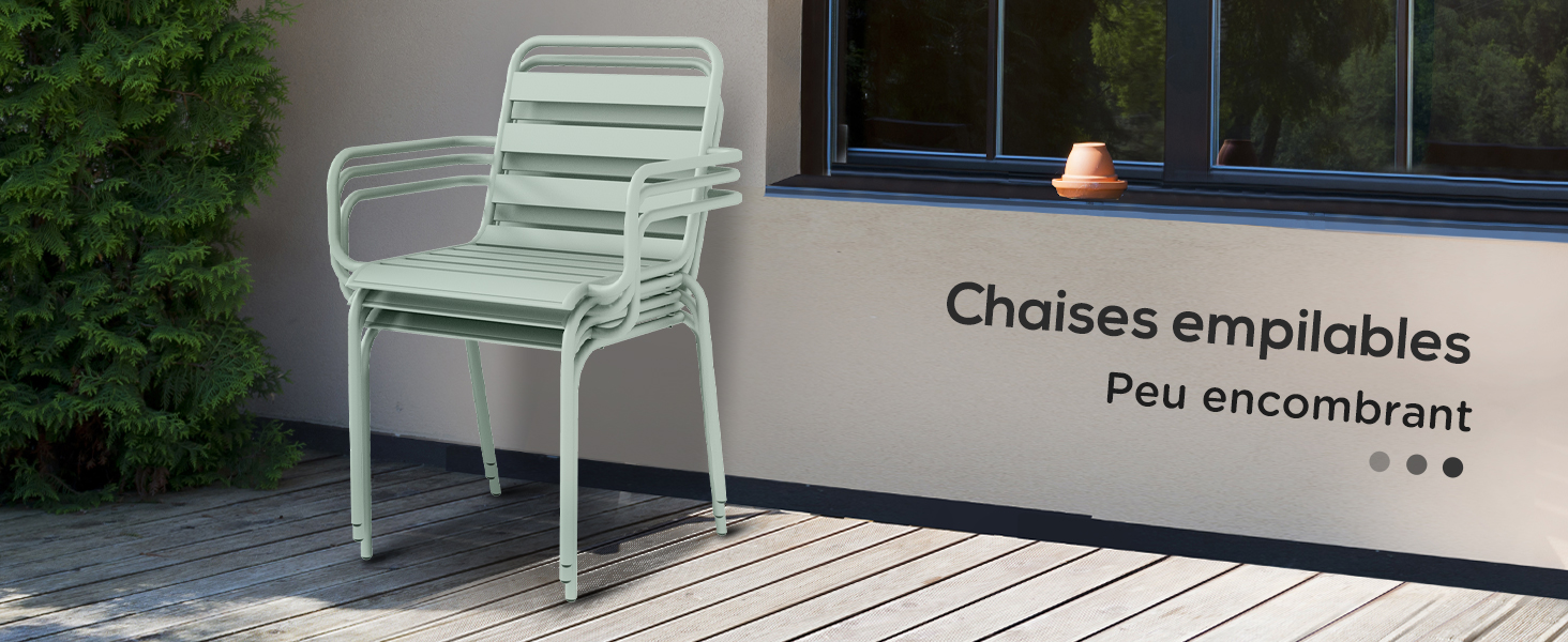 une chaise à l'extérieur d'un café