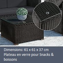 une table avec une plante dessus.