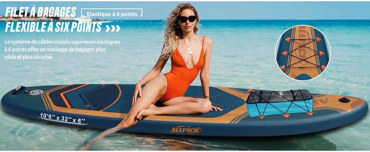 en bleu et orange sur la plage. Les caractéristiques comprennent un rangement élastique, une surface antidérapante et un aileron. Femme en maillot de bain orange assise à bord en eau peu profonde