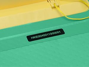 Gros plan d'une surface verte sur laquelle est imprimé un code-barres noir ou un numéro de série « MKE004001T130000T ».