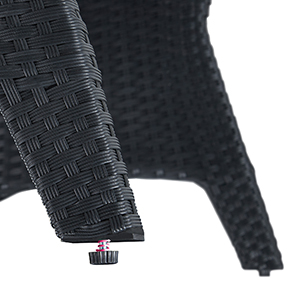 Gros plan d'une matière synthétique tissée noire, qui fait probablement partie du mobilier d'extérieur. Surface texturée avec un motif hachuré visible.