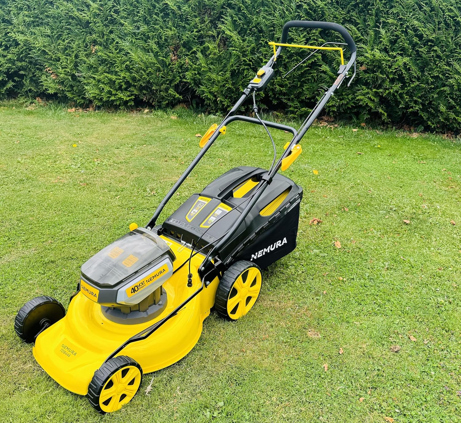 Nemura Tondeuse Autotractée à Batterie 80 V (2x40V) - Coupe 46 cm - Jusqu'à 500 m2 - Fonction Mulching - Livrée avec 2 Batteries 4Ah et 2 chargeurs - Marque Française