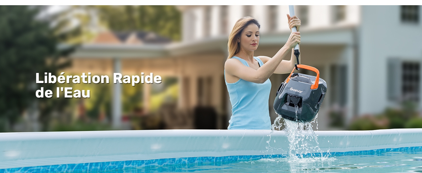 femme utilisant une pompe à eau portable pour arroser une piscine