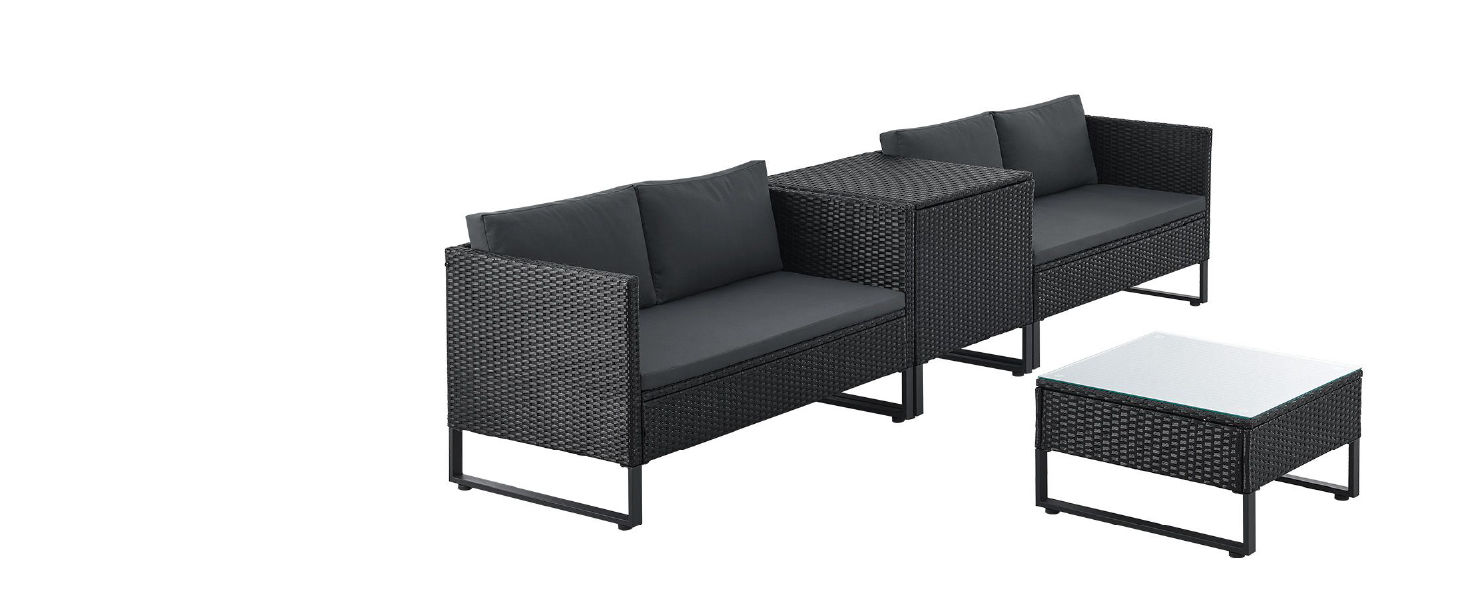 . Canapé sectionnel en rotin tressé foncé avec coussins gris, accompagné d'une table basse blanche assortie