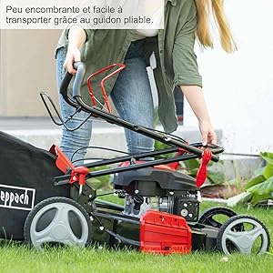 avec manche pliable qui fonctionne sur l'herbe. Personne visible tenant la poignée, démontrant sa fonction de rangement compacte.