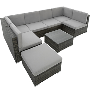avec coussins gris clair, base tissée foncée et table basse assortie