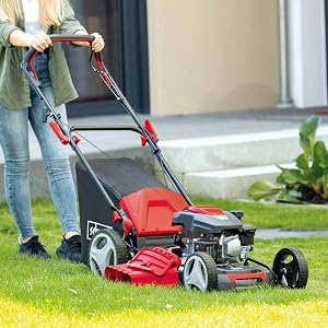 utilisée sur l'herbe verte, dotée de quatre roues et de commandes réglables au guidon