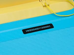 Gros plan de surfaces jaunes et turquoises avec une étiquette ou un autocollant noir visible.