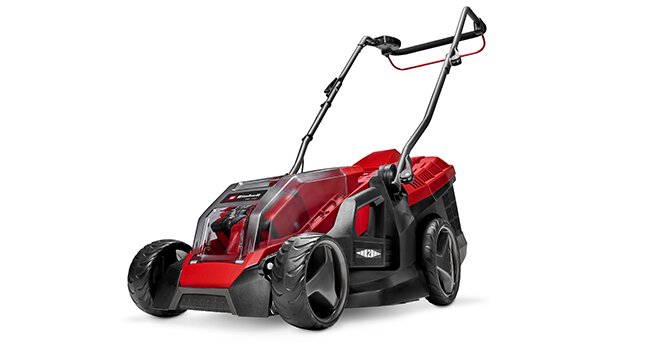 Tondeuse à gazon électrique sans fil rouge et noire avec deux poignées, grandes roues noires et plateau de coupe. Tondeuse compacte à pousser conçue pour l'entretien des jardins résidentiels.