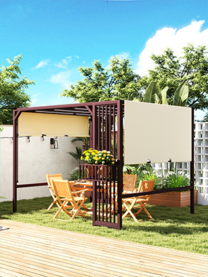 avec auvent rétractable sur terrasse en bois. Comprend un panneau latéral en treillis, une jardinière attachée et un ensemble de meubles de patio comprenant des chaises jaunes et une petite table