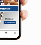 une main tenant un smartphone avec un site web dessus.