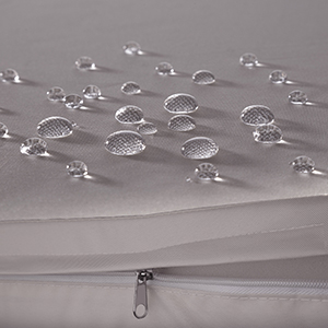 Gros plan d'une surface en tissu imperméable avec des gouttelettes d'eau perlées. Une fermeture éclair est visible en bas, ce qui suggère une housse ou un vêtement résistant à l'eau