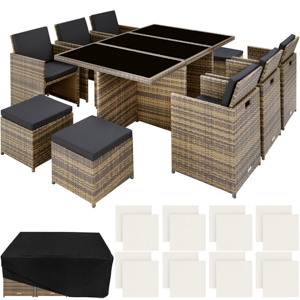 comprenant une table, des chaises et des poufs en forme de cube. Rotin tressé beige avec coussins foncés visibles.