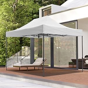 Terrasse extérieure moderne avec grand parasol en porte-à-faux blanc fournissant de l'ombre sur les chaises longues près d'un bâtiment aux parois de verre