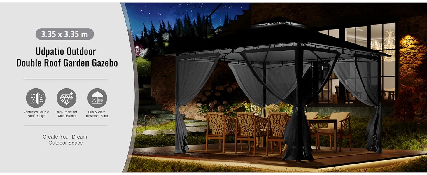 Tonnelle de jardin extérieure à double toit, 13'x9,8'x8,5', éclairée la nuit. Elle est dotée de rideaux, d'un coin salon et de verdure environnante.