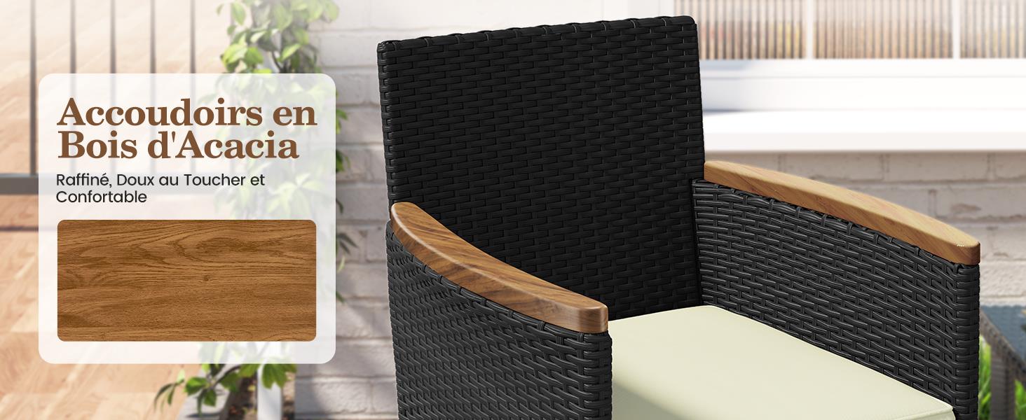Le texte se lit comme suit : « Accordoire en bois d'acacia ». Chaise en panier tressé noir avec structure en bois naturel dans un espace intérieur lumineux avec fenêtre.