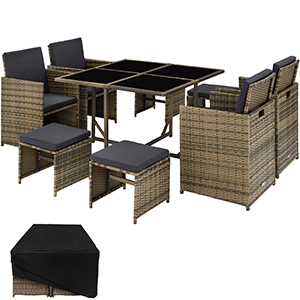 avec chaises et table en rotin tressé. L'ensemble comprend plusieurs chaises, une table avec plateau en verre et une housse de protection noire.