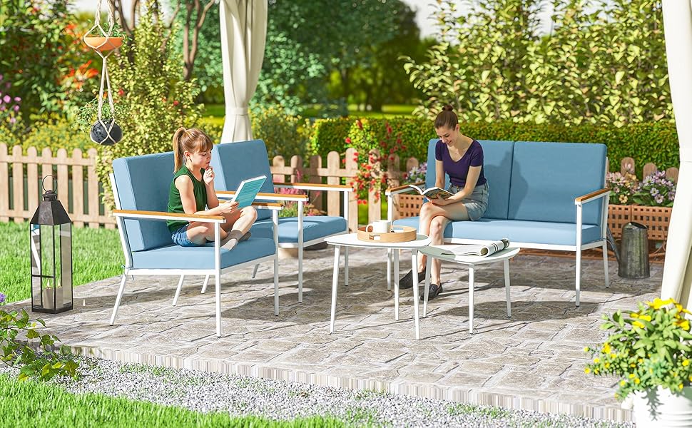 Série de scènes de patio extérieur montrant des chaises longues blanches disposées sur des surfaces de gravier ou de pierre dans un jardin avec de la verdure en arrière-plan.