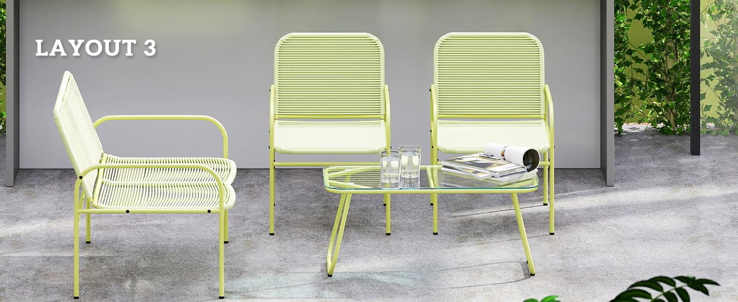 comprenant deux chaises en métal vert citron et une table d'appoint assortie. Les chaises ont des sièges à lattes et des dossiers avec