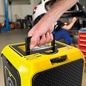 Série d'images montrant des mains interagissant avec un appareil portatif jaune et noir dont la surface de préhension est texturée.