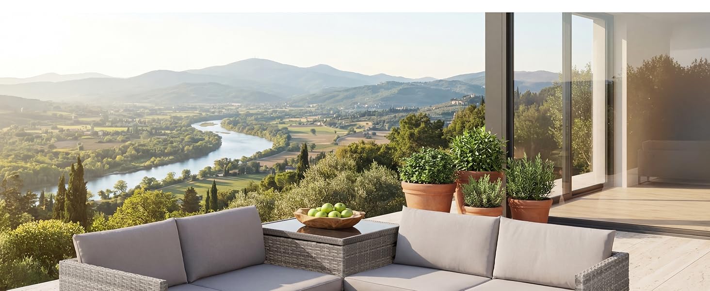 Terrasse ou balcon moderne donnant sur le paysage pittoresque de la vallée avec la rivière et les montagnes, avec des sièges d'extérieur et des baies vitrées.