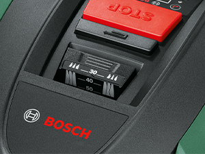 Plans rapprochés d'un appareil électronique noir avec des accents rouges, montrant les détails des composants mécaniques et des éléments d'interface.