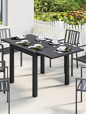 Ensemble de salle à manger d'extérieur moderne avec table et chaises gris foncé sur un patio blanc. Plusieurs vues montrent la table sous différents angles avec des paramètres de place.