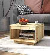 la table basse est fabriquée à partir d'une palette de pin.