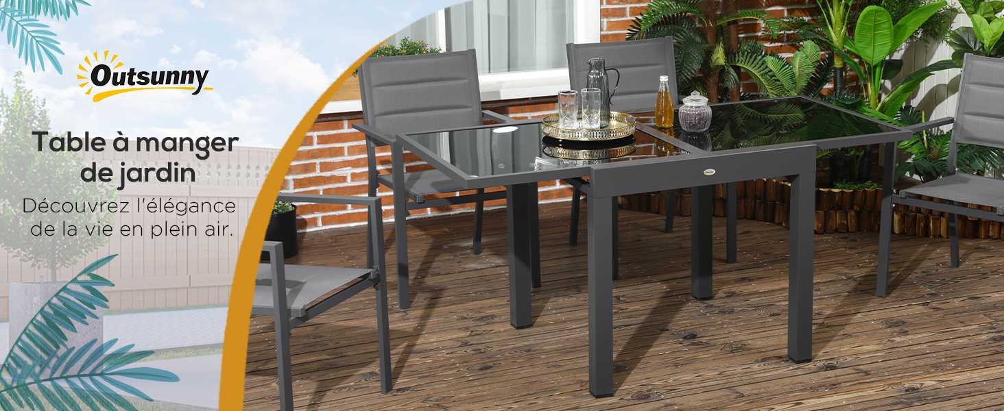 avec table et chaises grises sur un patio. Plantes environnantes et nom de marque « Outsunny » visibles sur l'image