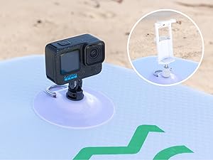 Caméra d'action noire montée sur un support à ventouse transparent, avec une image divisée montrant les détails du montage sur le côté droit sur une surface bleu clair.