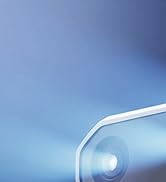 Séquence d'images montrant des faisceaux lumineux blancs brillants sur fond bleu, démontrant une augmentation de la luminosité ou une progression de l'intensité.