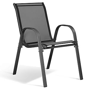 avec structure en métal et assise et dossier en tissu maillé. Dispose d'accoudoirs et d'un design empilable pour une utilisation sur la terrasse ou